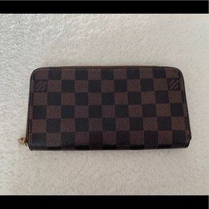 Louis Vuitton zippy wallet